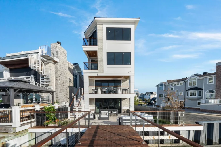 233 W 17th St