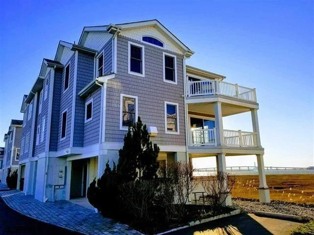 8 Neptune Dr